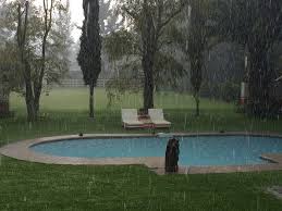 hujan di kolam renang