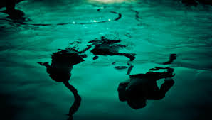 Dampak Berenang di Malam Hari, Benarkah Kurang Sehat?