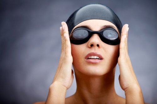 Kenapa Kita Dilarang Berenang Tanpa Memakai Kaca Mata Renang?