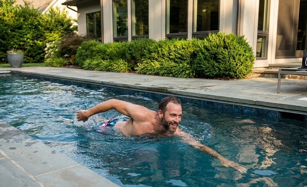 Mengapa Umumnya Dokter Punya Kolam Renang di Rumah ?