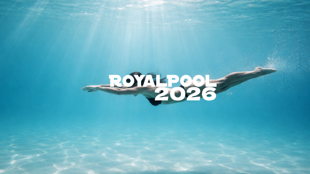 Orang berenang gaya bebas untuk melatih kekuatan otot bahu