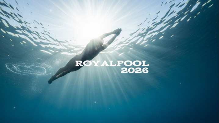 Seseorang sedang berenang gaya bebas untuk kesehatan jantung dan paru-paru